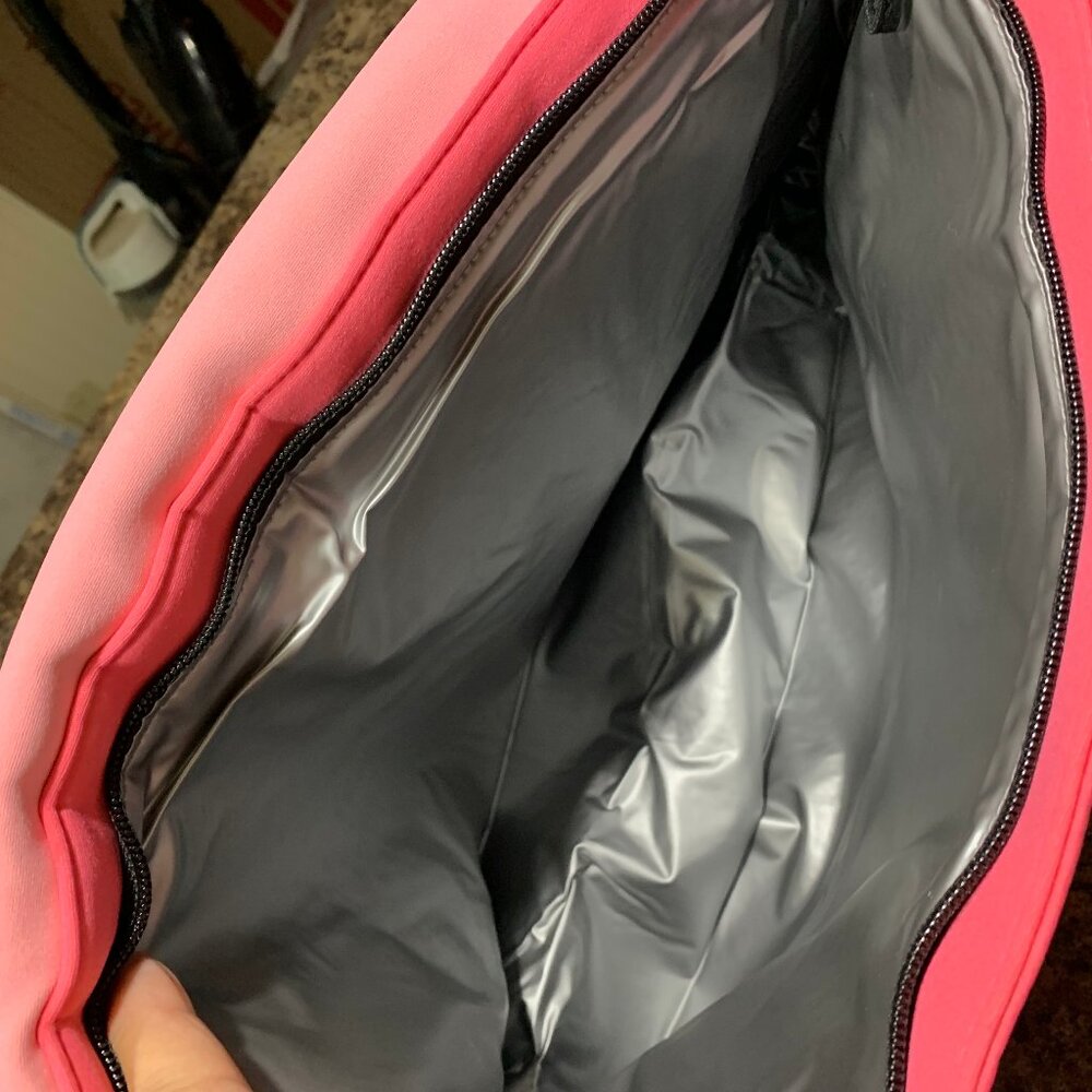 collection of 4 Victoria Secret bras size 34DD & a insulated black/pink bag - Picture 5 of 5